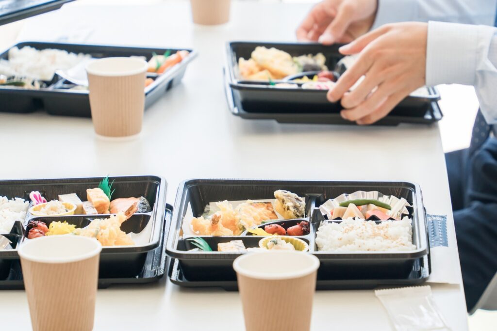 食品配送の4つの方法|委託業者の選び方と外注時の注意点 3 食品配送を外部委託する際に見落としがちな3つの注意点